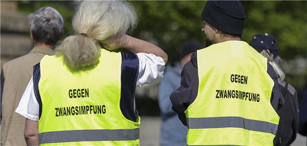 Soldat verweigert Corona-Impfung – Gericht spricht ihn frei Impfgegner vor dem Bundesverwaltungsgericht anlässlich einer Verhandlung gegen zwei Bundeswehroffiziere Anfang Juli vorigen Jahres, die sich nicht gegen Corona impfen lassen wollten. Die damals von den Leipziger Richtern bestätigte impfpflicht für Soldaten hat ein Amtsgericht jetzt dementiert.