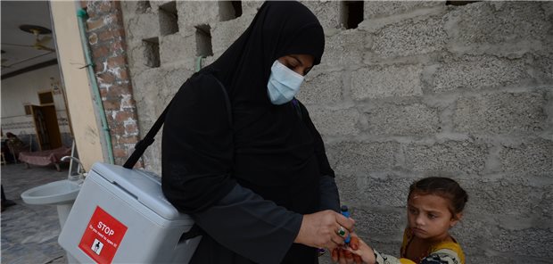 Misstrauen erschwert den letzten Kampf gegen Polio Impfhelferin Shabeena Begum markiert den Finger eines Jungen, nachdem dieser in der pakistanischen Provinz Khyber-Pakhtunkhwa gegen Polio geimpft wurde.