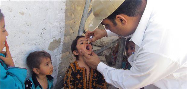 Gates-Stiftung sieht gute Chancen, Polio bis 2026 zu eliminieren Impfkampagne mit der oralen Poliovakzine in Pakistan. Wegen der Überschwemmungen droht dort eine erneute Ausbreitung der Erreger. (Archivbild)