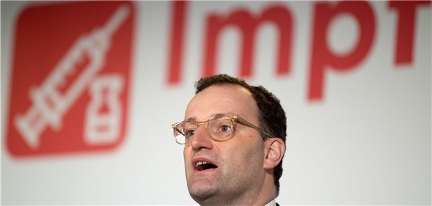 Corona-Impfung: Ärzte sollen Priorität attestieren – für fünf Euro Gesundheitsminister Jens Spahn (CDU) am 1. Dezember im Düsseldorfer Impfzentrum