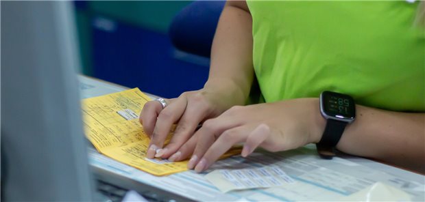 Pflegerin soll Corona-Ausbruch verursacht haben: Anklage wegen fahrlässiger Tötung Impfnachweis: Wer hier mogelt, spielt schlimmstenfalls auch mal mit dem Feuer, wie der Fall einer ehemaligen Pflegerin in Hildesheim zeigt. (Symbolbild mit Fotomodell)