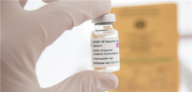Vaxzevria für alle: Ärzte dürfen jetzt selbst entscheiden Impfpass in Reichweite: Für AstraZenecas COVID-19-Vakzine soll die Priorisierung gänzlich fallen.