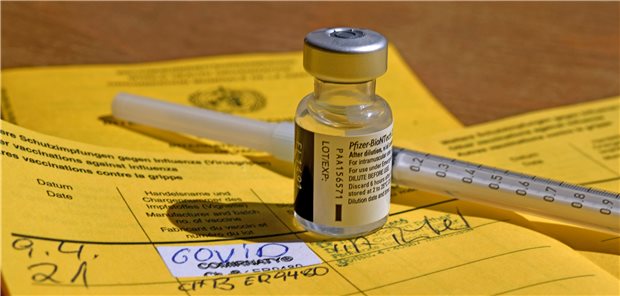 Impfpass mit COVID-19-Impfung: Bald braucht es auch noch separate Impfatteste.