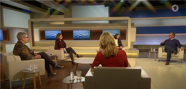 „Tyrannei der Ungeimpften“: Der Zorn der Vernünftigen Impfpflicht für medizinisches Personal? Das war ein strittiges Thema am Sonntagabend bei „Anne Will“. Talkgäste waren unter anderem Frank Ulrich Montgomery, die Präsidentin des Pflegerats Christine Vogler (2.v. vorne r.) und die Vorsitzende des Deutschen Ethikrats Alena Buyx ( vorne r.).