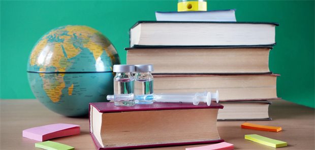 Bücher, Weltkugel, Impfstoff