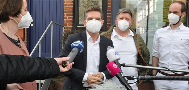Wie die Corona-Impfung in der Praxis Arzt und Patient glücklich macht Impfstart im Norden für „ein Stück mehr Normalität“: KV-Chefin Dr. Monika Schliffke, Landesgesundheitsminister Dr. Heiner Garg und die Hausärzte Dennis Kramkowski und Stephan Miklik (von links).