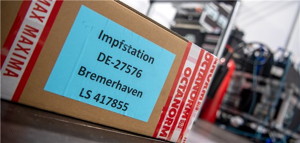 „Impfstation Bremerhaven“ steht auf einem Karton mit Materialien für das Corona-Impfzentrum, das in der dortigen Stadthalle aufgebaut wird.