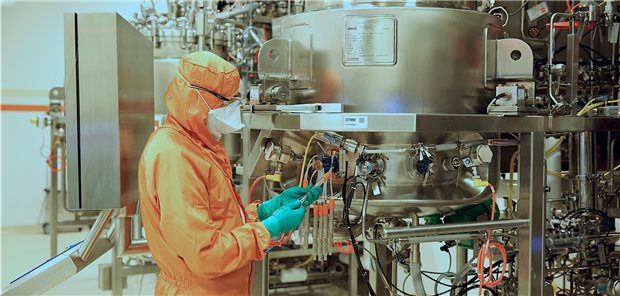 Impfstoffproduktion bei GlaxoSmithKline. Fast sieben Milliarden Pflund erlösten die Briten 2021 mit ihrem Impfstoffgeschäft. Pandemiebedingt hat sich auch die Nachfrage nach Adjuvanzien erhöhrt.