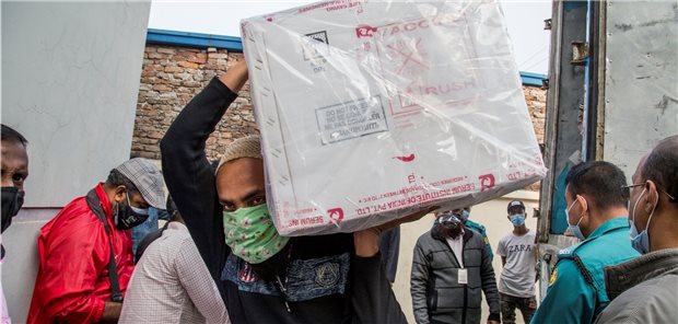 Impfstoffe für die Welt? Ein System verfehlt sein Ziel Impfstoffspende: In Dhaka in Bagladesch kommen im Januar 2021 Dosen des Corona-Impfstoffs von AstraZeneca an. In diesem Fall eine Spende aus Indien.