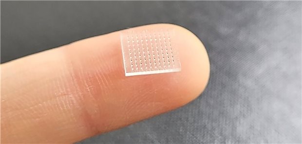 Impfen mit Pflaster statt Spritze Impfung aus dem 3D-Drucker: Das Pflaster wird für einige Zeit auf die Haut geklebt und versorgt den Körper über ein System von Mikronadeln schmerzfrei mit dem Impfstoff.
