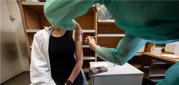 Heil: Corona-Impfpflicht in Kliniken und Pflege schon Weihnachten Eine Ärztin bekommt in einem Pop-Up-Impf-Ort ihre Impfung mit dem Wirkstoff von Biontech von einem Medizinstudenten verabreicht. Das Impfteam bietet im alten Gebäude der früheren Uniapotheke Impfungen mit vorheriger Online-Terminvereinbarung an.