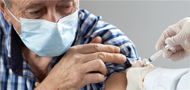 Impfung gegen COVID-19 (Archivbild): Werden in der kommenden Impfsaison die staatlich beschafften Vakzinen zu sehr bevorzugt? Zwei Fachgesellschaften äußern dazu ihre Bedenken.