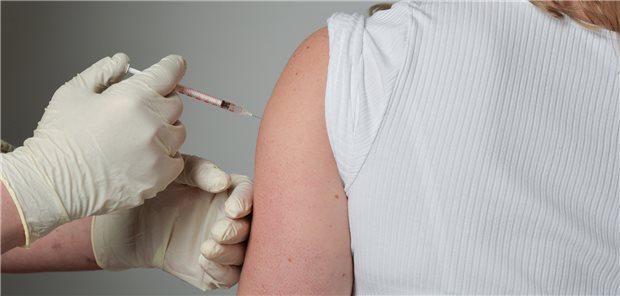 Impfung gegen COVID-19. Zu fördernden und hemmenden Faktoren der Inanspruchnahme einer COVID-19-Impfung in der Allgemeinbevölkerung Deutschlands gibt es schon relativ viele Informationen. Dagegen ist die Datenlage zu Menschen mit Migrationsgeschichte noch recht lückenhaft.