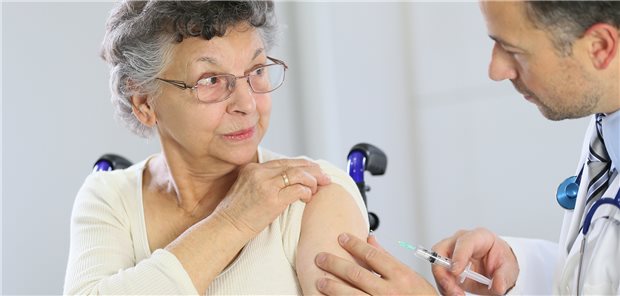 Impfung gegen Influenza: Da sind Über-60-Jährige ein besonderes Klientel. (Symbolbild mit Fotomodellen)