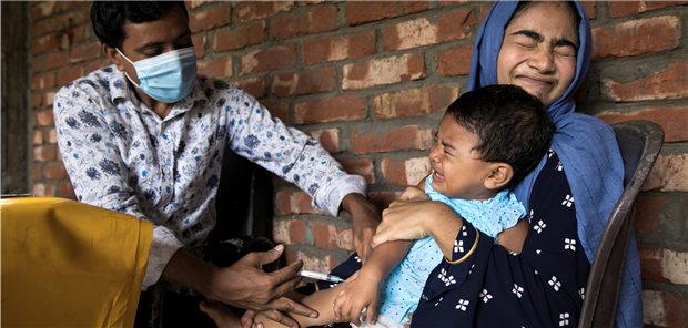 Impfung gegen Kinderkrankheiten in Bangladesch. Viele Impfkampagnen weltweit sind von der COVID-19-Pandemie unterbrochen worden.
