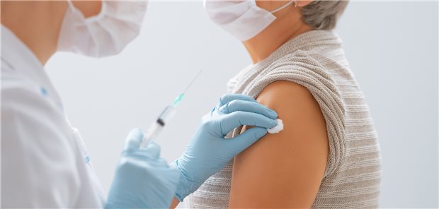 Ärztin impft eine ältere Frau