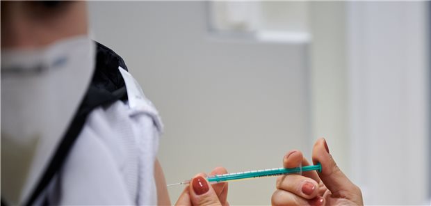 Impfung in einer Kinderarztpraxis in Nordrhein-Westfalen. Für die Impfungen von Fünf- bis Zwölfjährigen stehen zunächst 2,4 Millionen Dosen bereit.