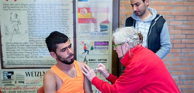 Große Impflücken Impfung in einer Not-Praxis vor dem Flüchtlingslager in Wetzlar: Ärztin Ingrid Knell im Einsatz.