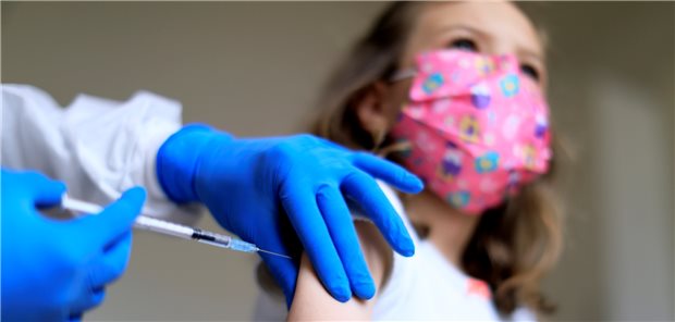 STIKO empfiehlt Corona-Impfung für alle fünf- bis elfjährigen Kinder Pflaster auf dem Arm nach der Impfung: Die STIKO hat ihre Corona-Impfempfehlung für Kinder zwischen fünf bis elf Jahren ausgeweitet.