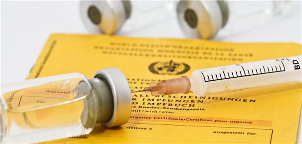 Das Publikum im modernen Konferenzsaal hören dem Redner auf der Bühne eines Kongresses zu.