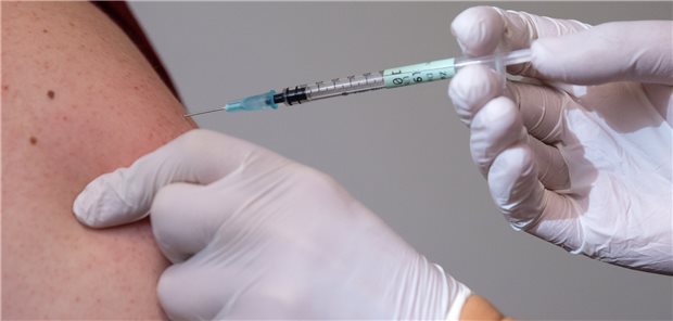 Impfungen gegen COVID-19 sollten unter anderem bei Frauen mit Kinderwunsch erwogen werden. Damit ließen sich potentielle Risiken für Mutter und Kind durch eine Erkrankung während der Schwangerschaft reduzieren.
