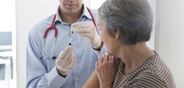 Impfungen: Was zu Beginn der Erkältungswelle wichtig ist Arzt impft eine ältere Frau