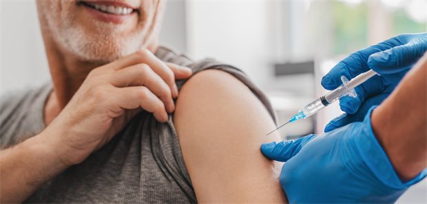 So gut wirkt der Impfschutz gegen COVID-19, Influenza und RSV Ein älterer Mann bekommt eine Impfung in den rechten Oberarm.