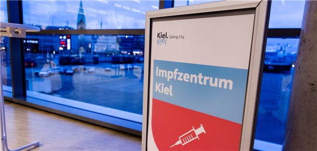 Wie Schleswig-Holstein die Herdenimmunität erreichen will Ein Schild des Impfzentrums Kiel.