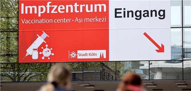 Corona-Impfzentren schließen: KV und Kommunen wollen eng zusammenarbeiten Impfzentrum Köln: Die Pforten der Impfzentren in NRW werden jetzt geschlossen.