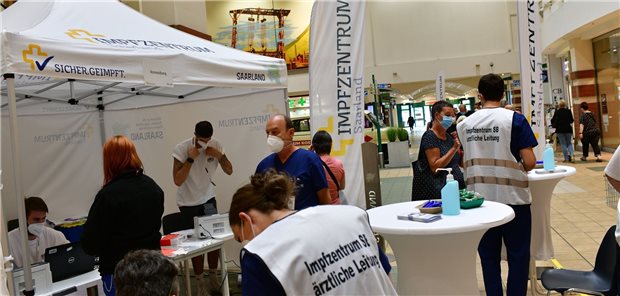 Impfzentrum, Praxis oder lokale Initiative? Vor allem bei der BioNTech-Vakzine reichen nicht für alle die verfügbaren Impfdosen.