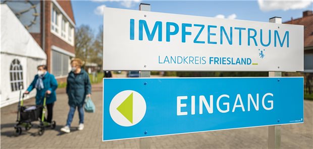 Corona-Impfung mit Kochsalz? Polizei sucht auch Beweise für Abrechnungsbetrug Impfzentrum im Landkreis Friesland: Die Beamten der Ermittlungsgruppe „Vakzin“ sind in diesem Landkreis in mehreren Impfzentren auf der Suche nach Beweisen für Abrechnungsbetrug.