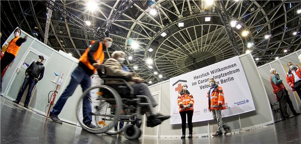KV Berlin kündigt Vertrag über die Impfzentren Impfzentrum in Berlin Tempelhof: Ende April will die KV Berlin aus der Organisation der Zentren aussteigen, um die Impfung via Arztpraxen zu beschleunigen.