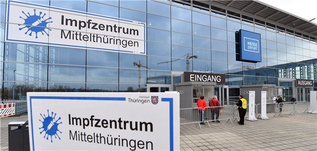 Impfzentrum in Erfurt: Die Nachfrage nach Impfungen hat auch in Thüringen nachgelassen. Große Impfstellen sollen deshalb nach dem Willen der KV geschlossen werden.