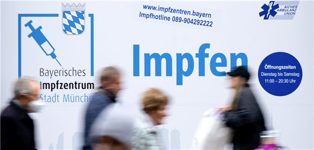 Bayern zahlte für Kampf gegen Corona mehr als 3,7 Milliarden Euro Impfzentrum in München: Die bayerische Landesregierung weist die Kritik der SPD zu den Ausgaben für zu viel bestellte und dann nicht einsatzfähige Masken zurück.