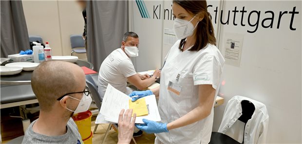 Schrumpfkurs für Impfzentren und mobile Teams in zwei Bundesländern Impfzentrum in der Stuttgarter Liederhalle: Nach Mitte August sollen die Impfungen in die Regelversorgung übergehen. Die Kreisimpfzentren aber bleiben bis Ende September geöffnet.