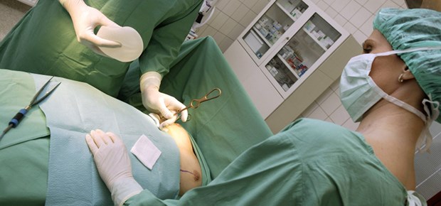 Weniger Brust-Ops Implantat für die Brust: Nach PIP sind viele Frauen skeptischer.