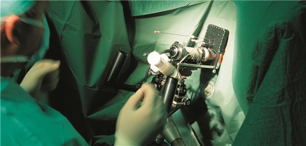 Implantation radioaktiver Seeds in die Prostata.