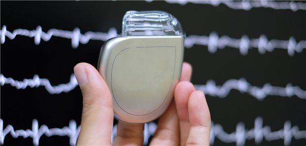 Implantierbarer Kardioverter-Defibrillator: Bei dem neuartigen System wird die Elektrode nicht transvenös, sondern extravaskulär unter dem Sternum bis nahe am Herzen implantiert.