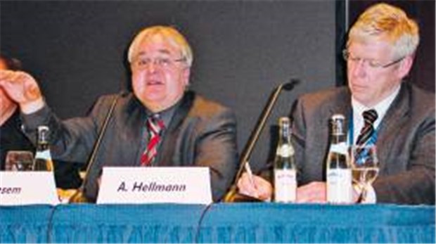 Dilemma zwischen Ethik und Broterwerb Implizite Rationierung lädt Entscheidungen bei Ärzten ab, kritisierte Professor Jürgen Wasem (links) - und stieß auf Zustimmung bei Dr. Andreas Hellmann.