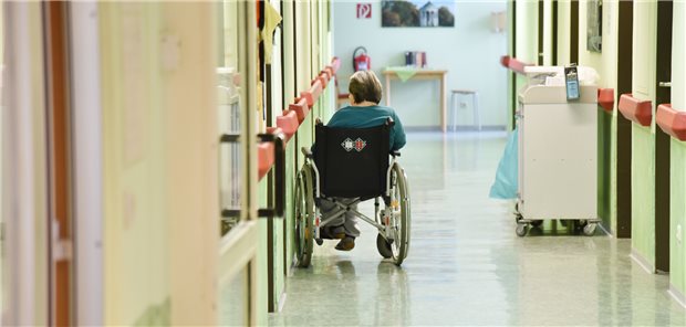 In Altenheimen gehen die Kosten durch die Decke. Der Expertenbeirat Pflegefinanzen der PKV schlägt ein paritätisch finanziertes Versicherungsmodell vor, um Pflegebedürftige im Alter zu entlasten.