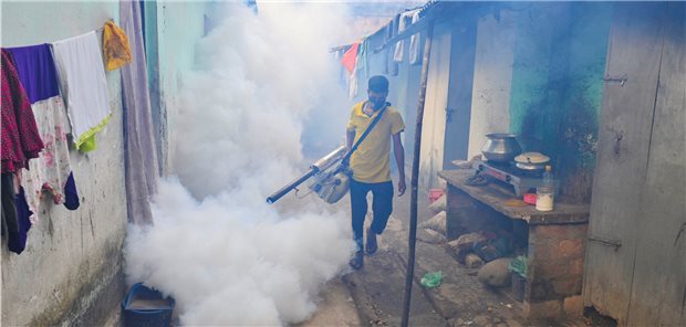 In Bangladesh versprüht ein städtischer Mitarbeiter in Slums Pestizide zur Ausrottung der Denguemücke. Dengue gehört zu 20 vernachlässigten Tropenkrankheiten, die die WHO möglichst bald eradiziert sehen will.