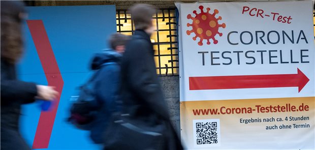Im Notfall: Schnelleres Freitesten möglich In Bayern können sich Beschäftigte in Arztpraxen früher freitesten lassen als in den meisten anderen Bundesländern. Das Bild zeigt einen Hinweis auf eine Corona-Teststelle am Deutschen Museum in München.
