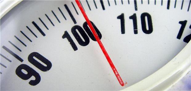 Eine Waage zeigt 100 Kilo an.