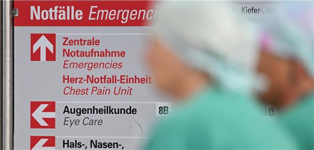 Verärgert wegen Wartezeit: Mann greift Klinik-Mitarbeiter an In Berlin häufen sich in den Notaufnahmen Fälle, dass wartende Patienten aggressiv gegen Klinikpersonal werden.