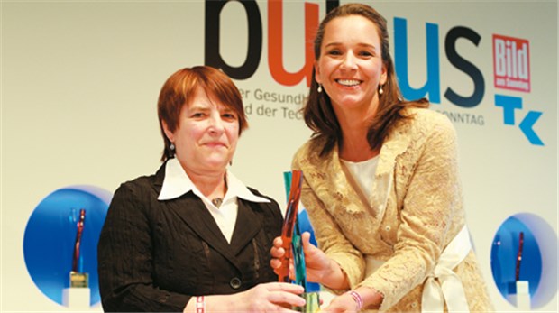Hausärztin zur "Ärztin des Jahres" gewählt In Berlin nahm Dr. Sabine Bank (l.) ihren Preis in Empfang.