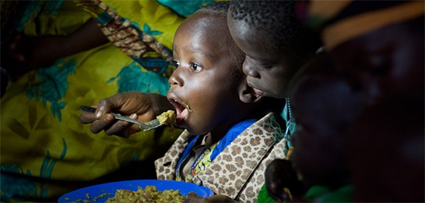 'Verborgener Hunger' macht Sorgen In Burundi ist Unterernährung noch weit verbreitet. Hier füttert ein älterer einen jüneren Jungen. Den Eintopf hat zuvor eine Gesundheitshelferin mit Dorfbewohnern zusammen gekocht.
