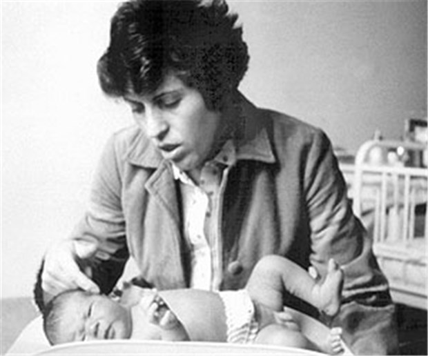 Fünf Millionen Kinder aus der Retorte In Deutschland kam das erste Retortenbaby am 16. April 1982 in der Erlanger Frauenklinik zur Welt. Mutter Maria W. nimmt Oliver in den Arm.