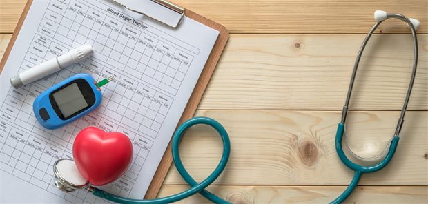 Keine Versorgungsgerechtigkeit bei stationärer Diabetes-Behandlung Tisch mit Schreibblock, Stethoskop und Utensilien für Diabetes-Patienten