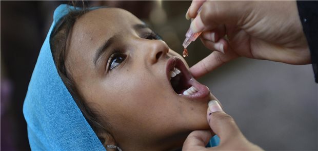 Polio-Ausbruch in New York scheint weitgehend eingedämmt In Deutschland seit Längerem durch eine inaktivierte Polio-Vakzine ersetzt: Die Schluckimpfung, unter anderem in Afrika und Asien noch verwendet, ist ein im Zusammenhang mit Polio-Impfkampagnen sehr vertrautes Bild.