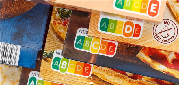 EU-Lebensmittelkennzeichnung: Zuckerbombe oder High-Protein-Produkt? In Deutschland setzt die Bundesregierung auf den Nutri-Score zur Lebensmittelkennzeichnung. Verbrauchern soll so Orientierung gegeben werden, wie „gesund“ das betreffende Produkt ist. Die Info kann aber auch für Verwirrung sorgen, meint der Europäische Rechnungshof.